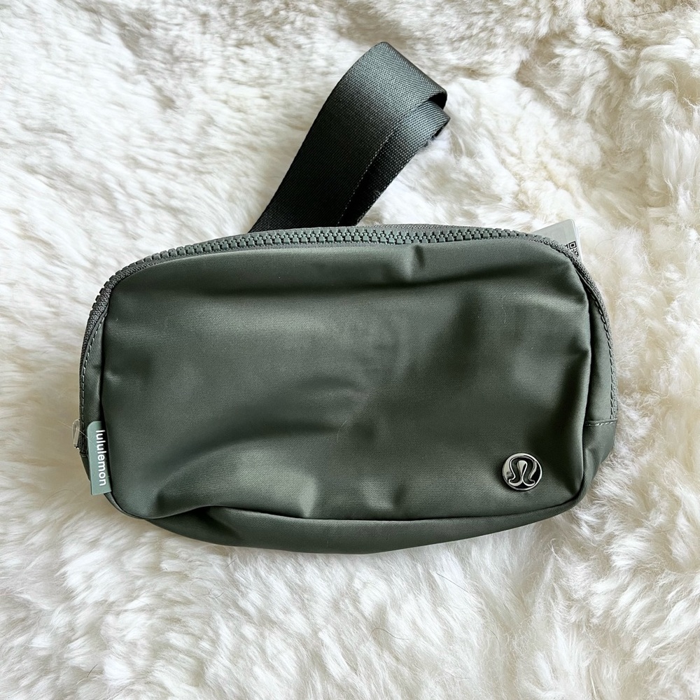 💗 NWT Lululemon Everywhere Belt Bag Grey Sage 💗